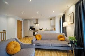 Modern 2 Bed Apartment with Juliet Balcony - DHB STAYS Image 3