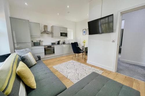 GuestReady - Sleek Stylish Leeds City Apartment Sleep 4 Image 3