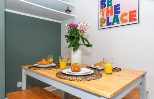 The Hyde Away. Chic Urban 2 Bedroom House Image 2