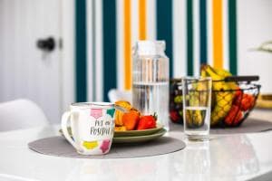 3 Bedroom house - OFFERS ON LONG BOOKINGS - FREE parking & WiFi Image 1