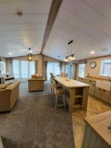 Waters Edge Lodge with Hot Tub Image 1