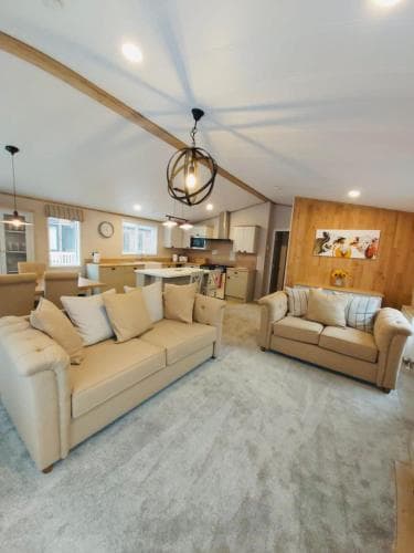 Waters Edge Lodge with Hot Tub Image 2