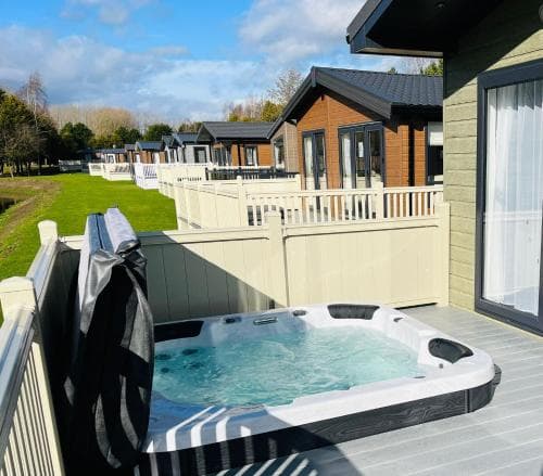 Bridgewater Lodge with Hot Tub Image 2