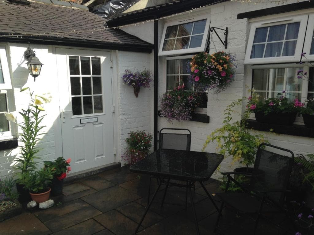 Courtyard Cottage Image 1