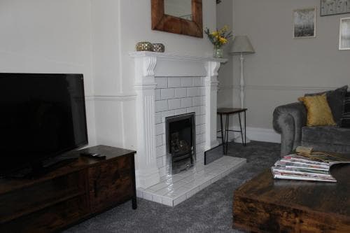 The Hampton Beautiful House with Conservatory & Garden Image 2