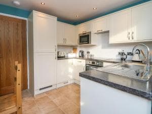 17 Fewster Way Image 2