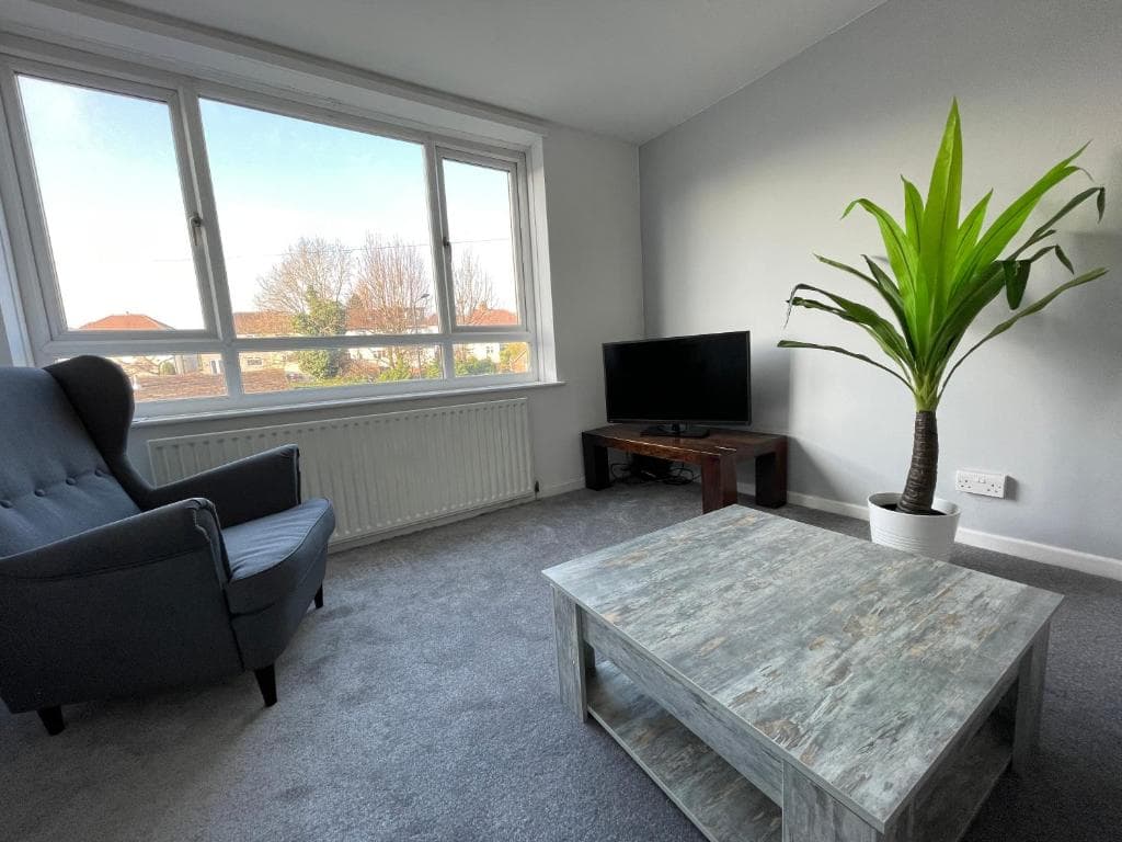 Light & Airy 3BR House in Great Location Image 1