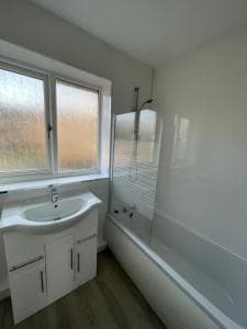 Light & Airy 3BR House in Great Location Image 3