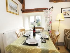 Honey Bee Cottage, Scarborough Image 2