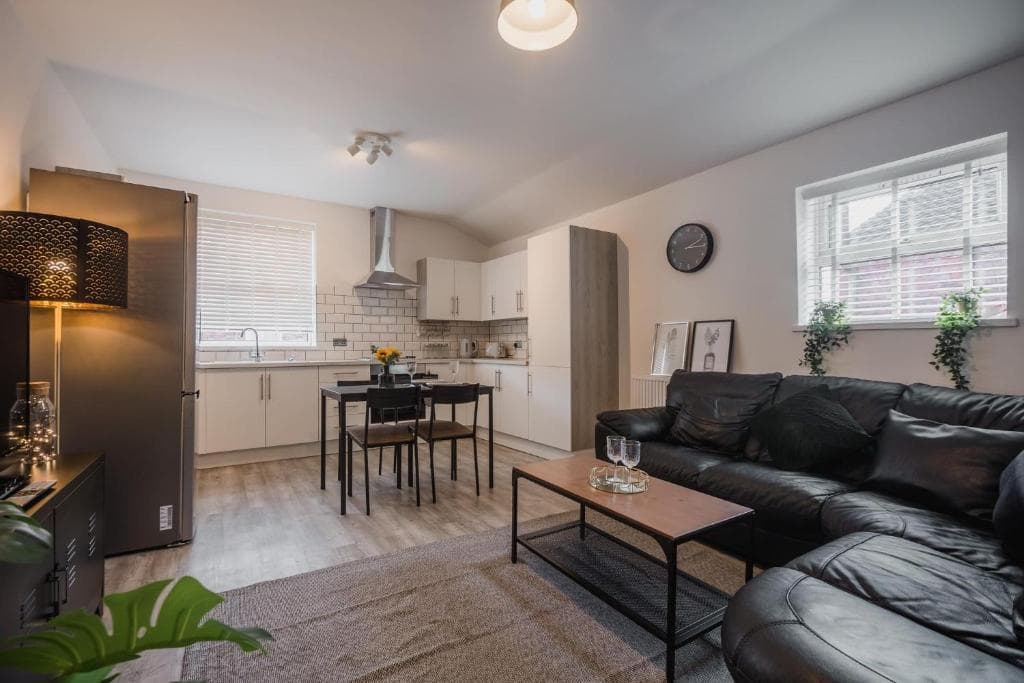 Newly Refurbished Sylish Hull 3 Bed Apartment Image 1