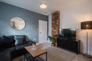 Newly Refurbished Sylish Hull 3 Bed Apartment Image 3