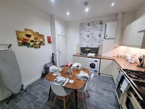 *** Well equipped home for a relaxing cosy and luxurious fun stay + Free Parking + Free Fast WiFi *** Image 3