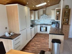 Mandarin Lodge with Hot Tub Image 2