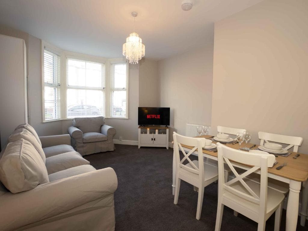 Pass the Keys Newly Renovated 2 Bedroom Apartment and Free Parking Image 7