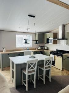 Hawthorne Villa with Hot Tub Image 2