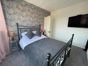 Lovley 2 Bedroom house with free parking Image 1