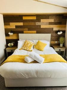 Barakah Lodge with Hot Tub Image 2