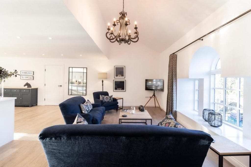 NEW Sleek & Stylish 2BD Flat - Heart of Haworth Image 1