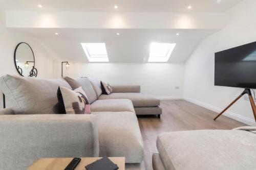 NEW Sleek & Stylish 2BD Flat - Heart of Haworth Image 3