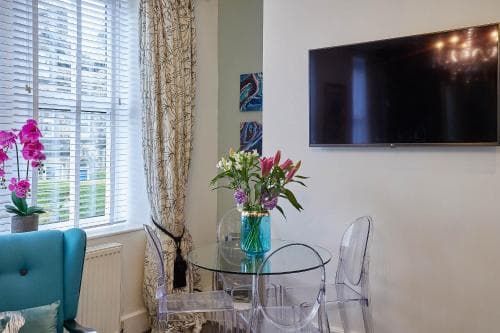 The Granville - Delightful 2-bed Victorian Apartment Image 3