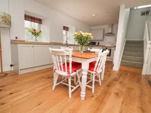 1 Hull House Cottage Image 2