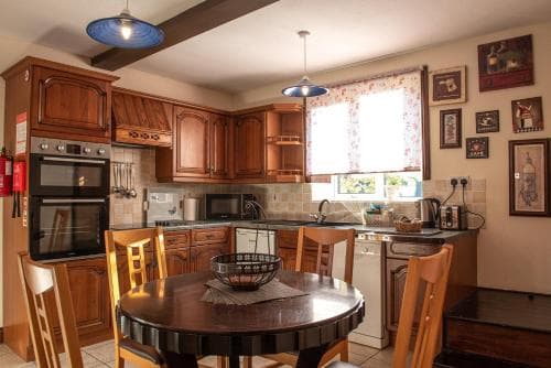 Chocbox Cottage - 2 bedroom chocbox cottage with hottub and log fire Image 3