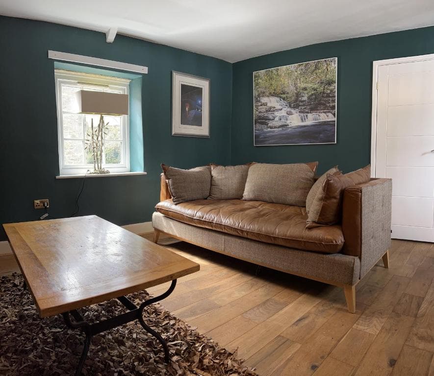 Fernlea Mews, luxury 2 bed 2 bath holiday home, central Richmond, Swaledale Image 1
