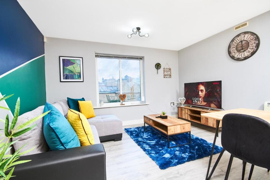 The Stunning Abode - Close to Leeds - Parking Image 1