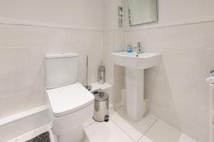 Southbank Leeds Apartment. New! With Free Parking Image 2