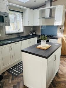 Woods Lodge with Hot Tub Image 2