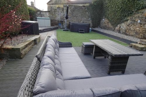 Honeybee Cottage, with a log fire & a hot tub. Image 3