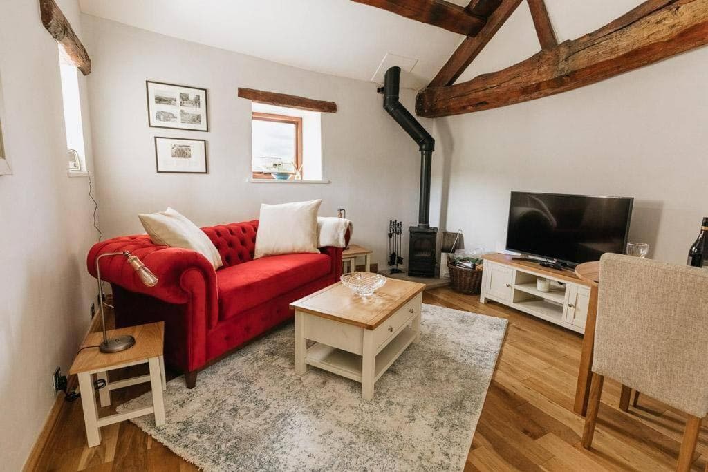 GABLE COTTAGE // LUXURIOUS NEWLY RENOVATED 1 BED ACCOMMODATION CLOSE TO THE PEAK DISTRICT, YORKSHIRE Image 1