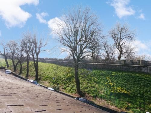 Bar Wall Cottage-City Wall Views-sleeps 5 Image 2