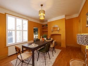 Bar Wall Cottage-City Wall Views-sleeps 5 Image 3