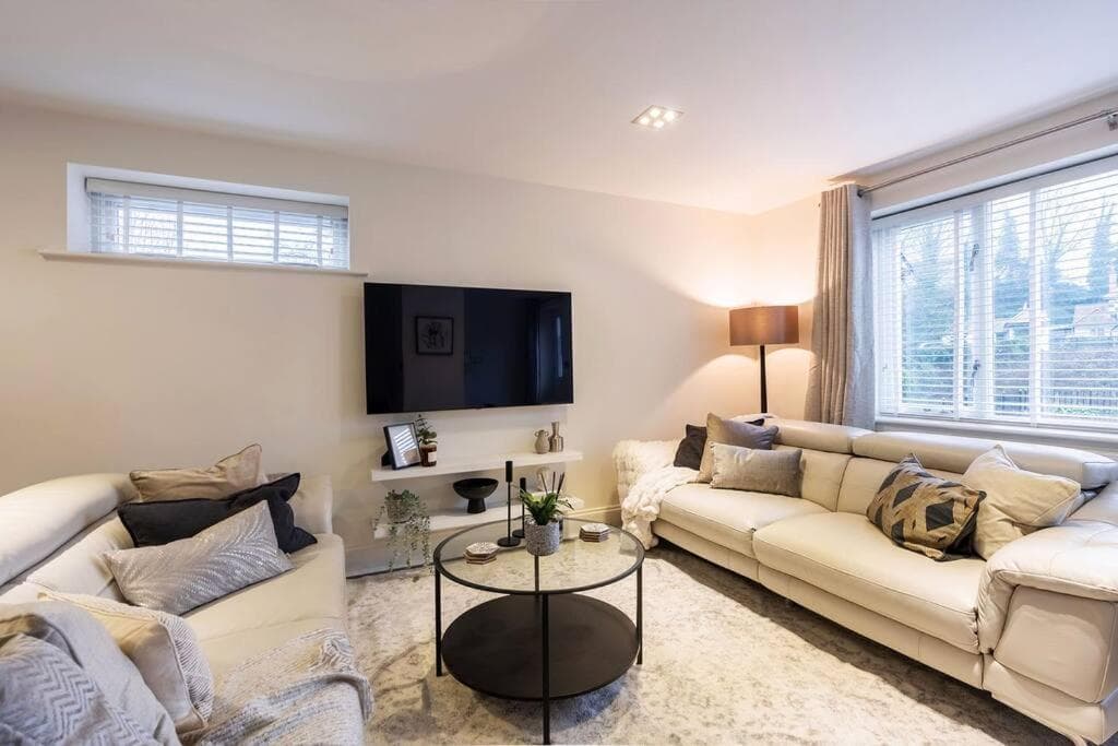 Stunning 2-bed Riverside Luxury Home with Parking Image 1