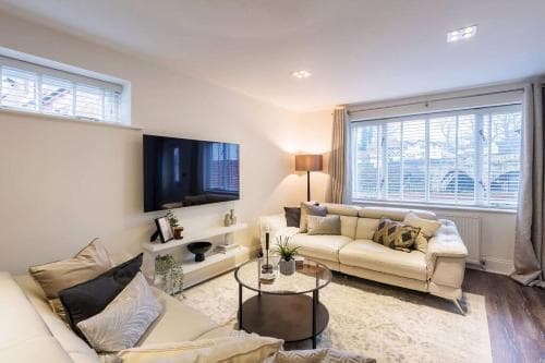 Stunning 2-bed Riverside Luxury Home with Parking Image 3