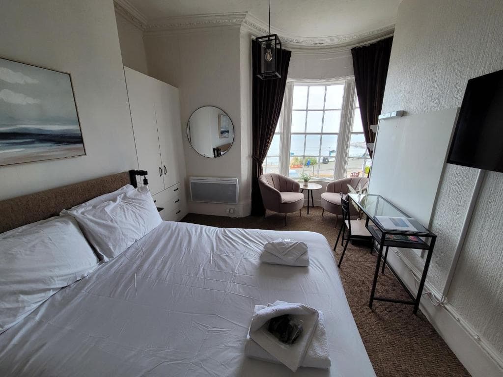 Sea View flat 2 with Fast WiFi and FREE parking Image 1