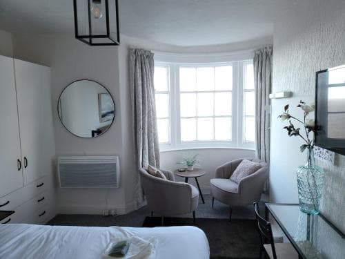 Sea View flat 2 with Fast WiFi and FREE parking Image 4