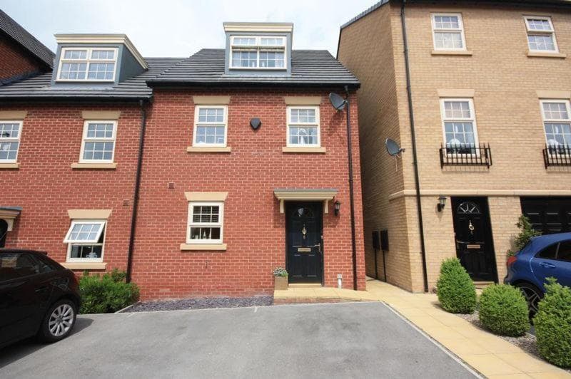 Stunning 3 bedroom home with free parking, free wifi and Netflix, Company workers welcome short term and long term Image 1