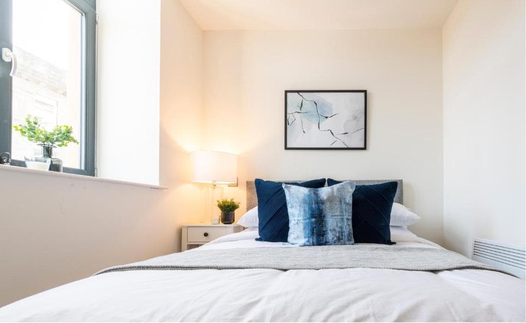 Stylish 2 bed apartment close to city Image 1