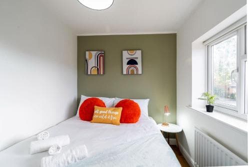 Large Contractor and Family House & Free Parking & Big Garden Image 3