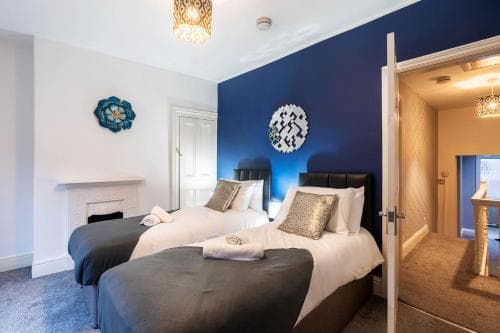 Contractor and Family House & Free Parking & Garden Image 3