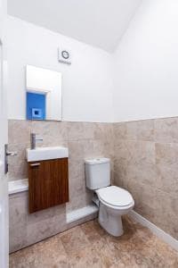 Contractor and Family House & Free Parking & Garden Image 2