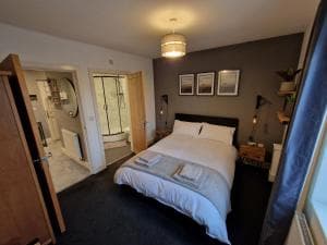 Entire Central 2 Bedroom Apartment (With Parking) Image 2