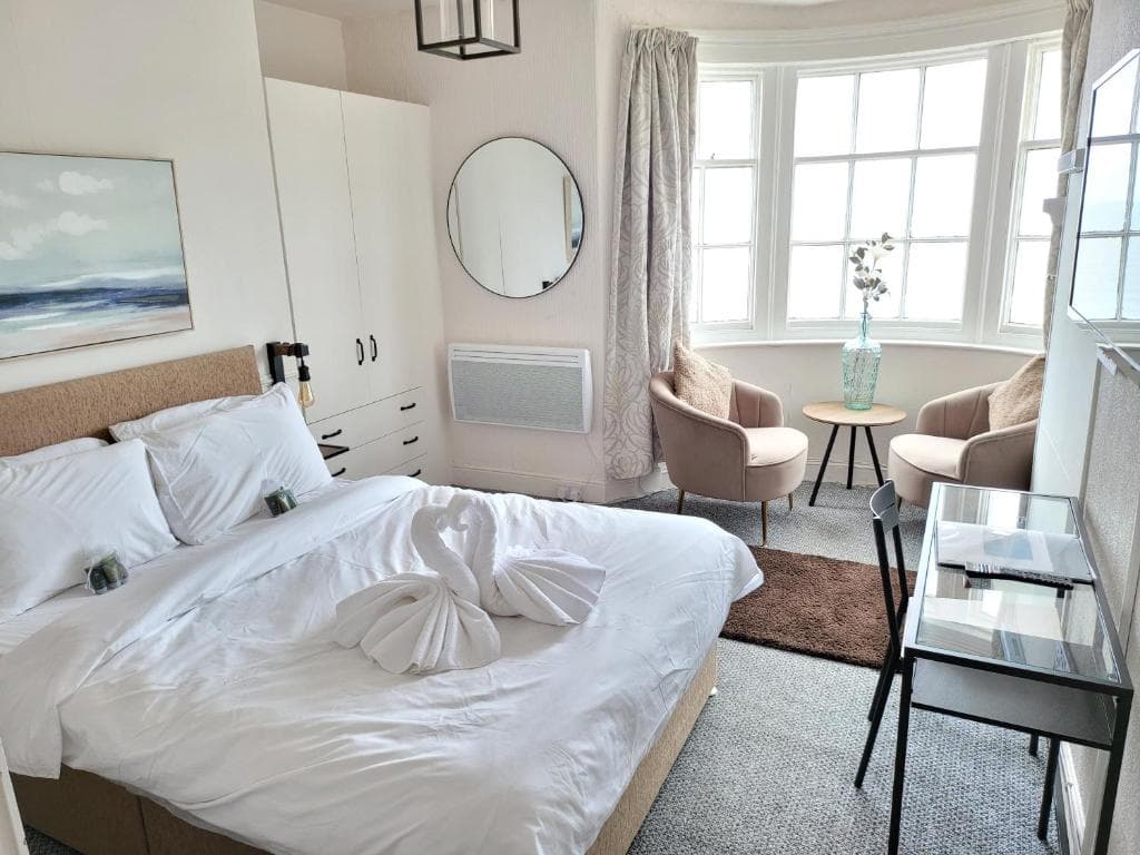 Sea View flat 2 with Fast WiFi and FREE parking Image 6