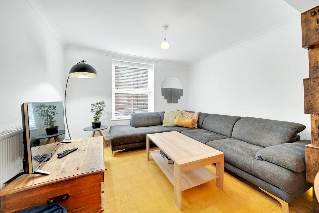 Pass the Keys Well Located 3 bed Town House with Free Parking Image 1