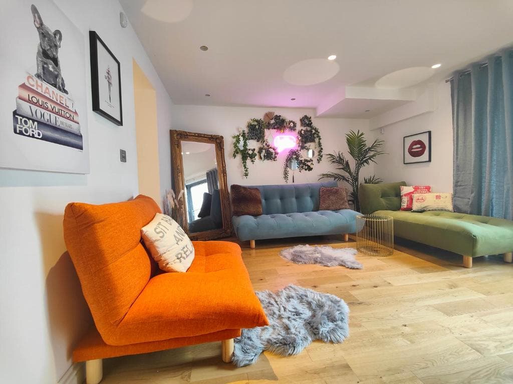 Hidden Gem- Stunning City Centre Townhouse Image 1