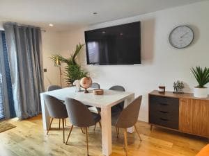 Hidden Gem- Stunning City Centre Townhouse Image 2