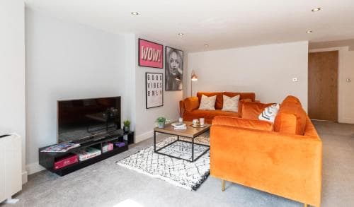 Stylish 2 bed town centre apartment with parking Image 3