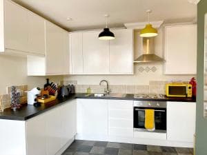 Beautiful chic apartment, lift, views & parking Image 2